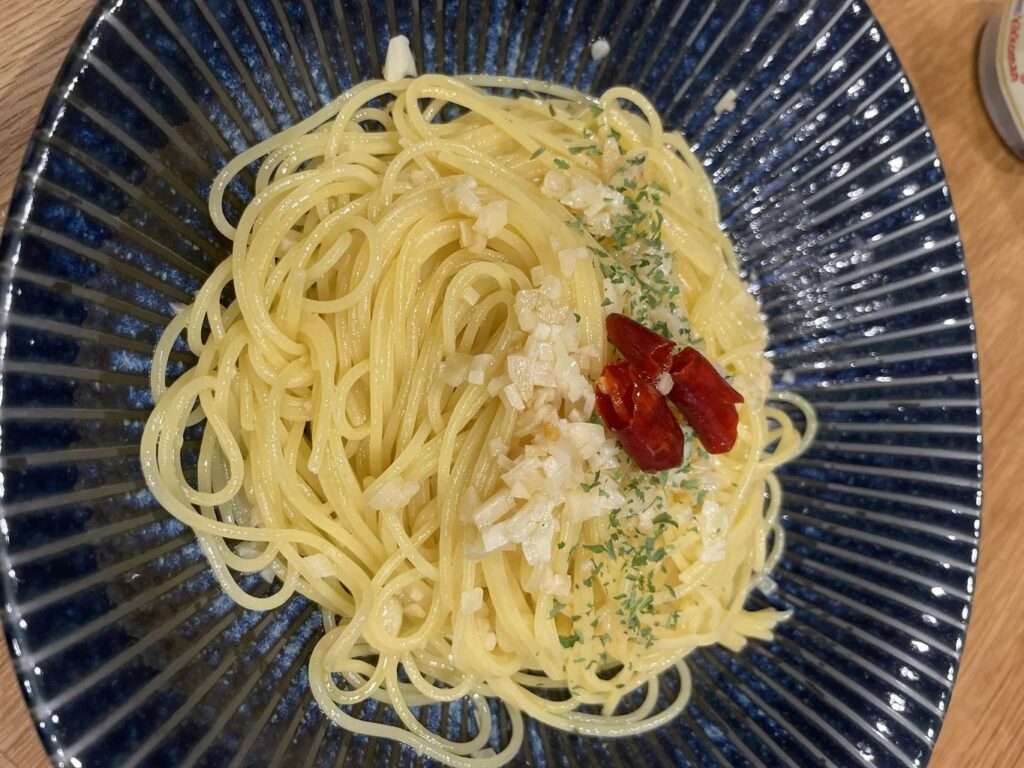 完成した基本のペペロンチーノ。乾燥パセリと唐辛子で仕上げ。